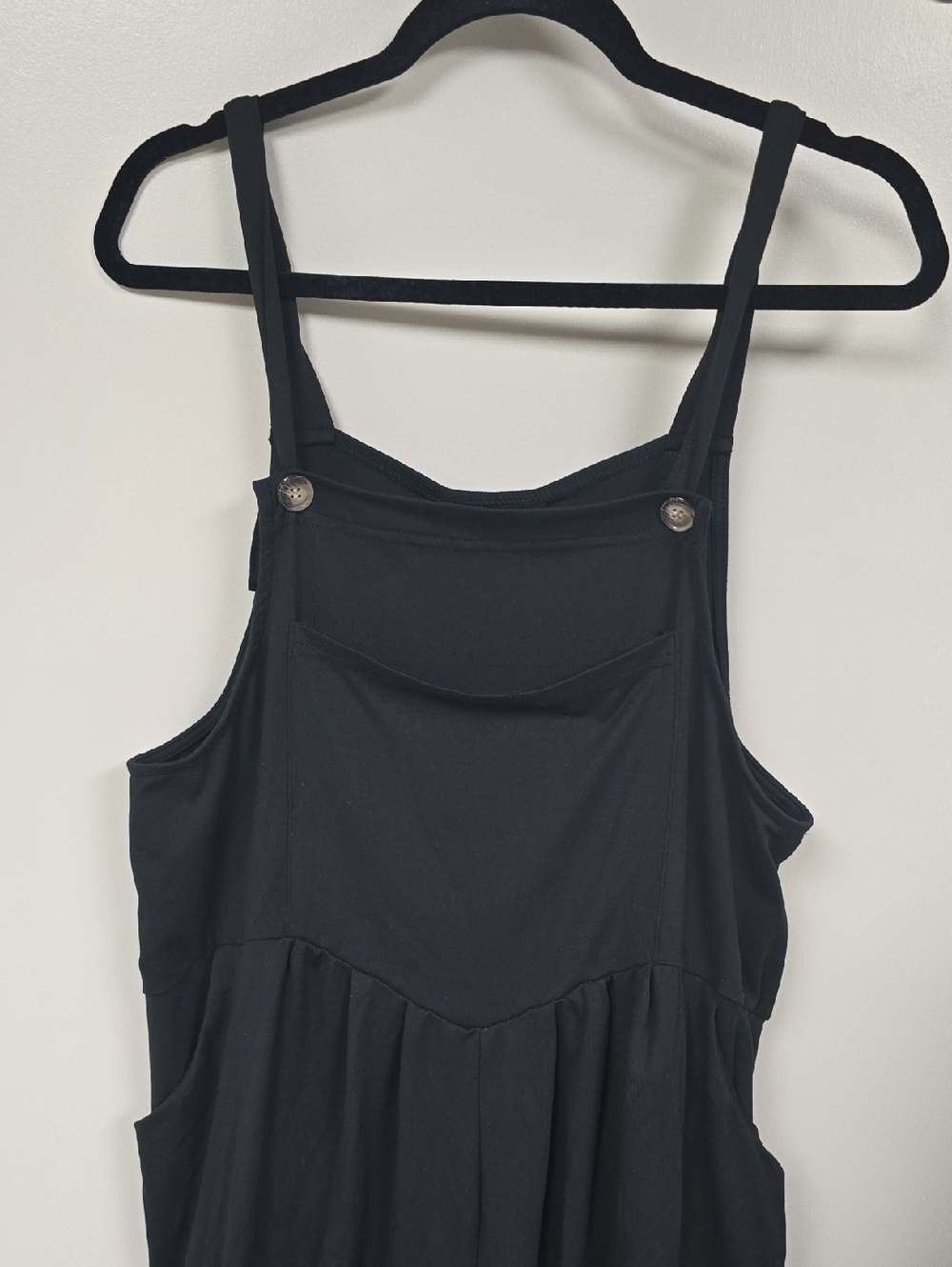 Amazon Black Sleeveless Jumpsuit with Buttoned Straps